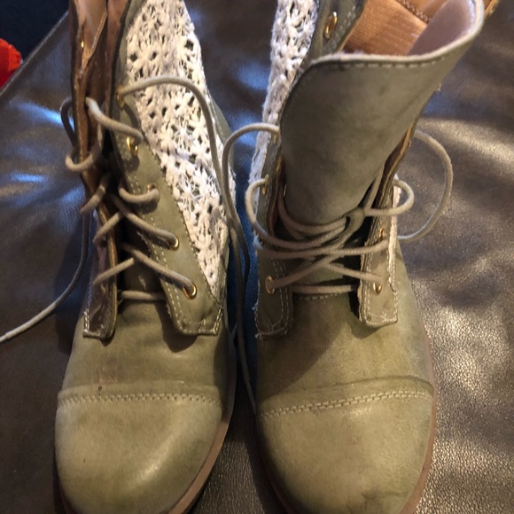 Green Lacey boots - Picture 2 of 4